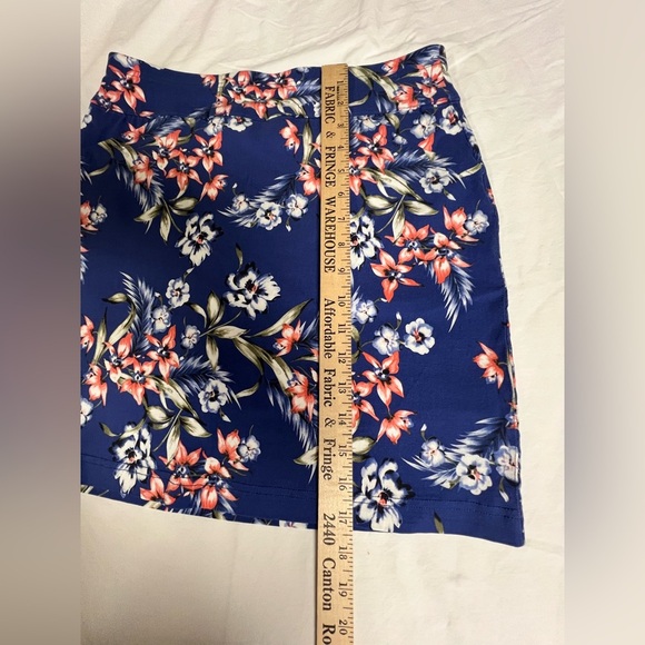 MARIO SERRANI PULL ON STRETCH SKORT SKIRT BLUE FLORAL SMALL  NEW WITHOUT TAGS - Picture 3 of 7